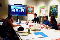 Diskussion mit Teilnehmern via Online