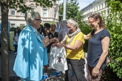 "Schlußfeier - Edda Mally dankt Fr. Dir. Anneliese Weiss"